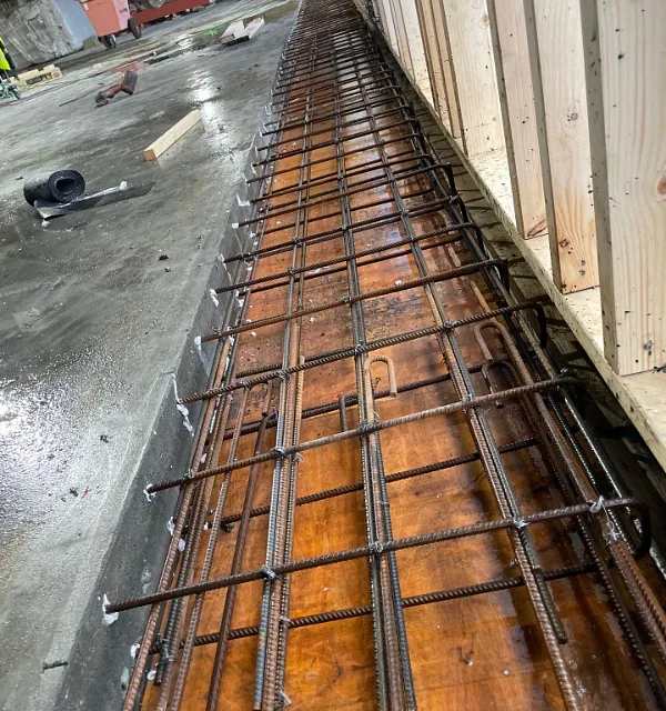 Armering og forskaling langs vegg før støping av fundament