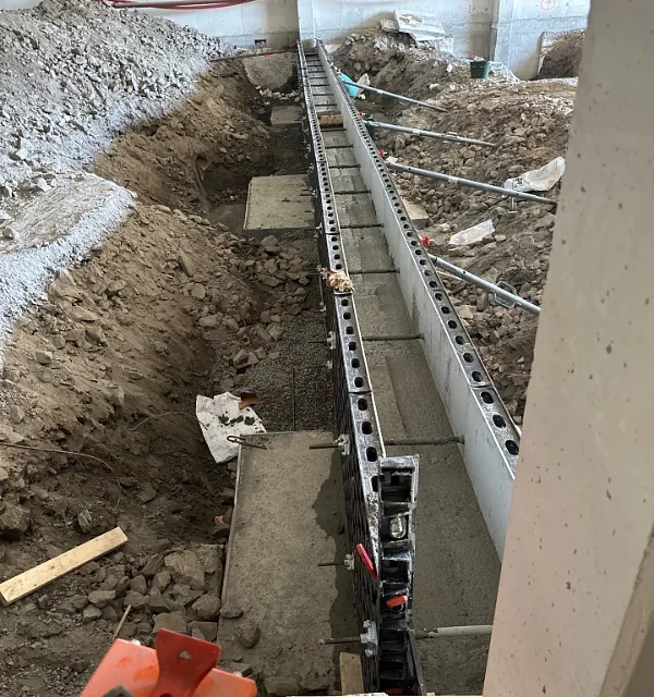 Støpt fundament med forskaling og armering i utgravd grøft