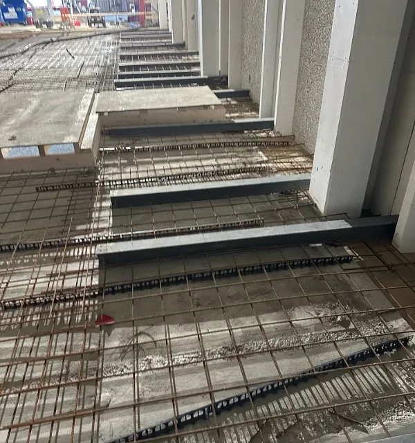 Armeringsnett og stålbjelker klargjort for støping av industrigulv